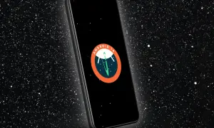 Teléfono con pantalla negra mostrando el logo de **Android 14** en un fondo estrellado.