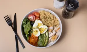 Une salade composée excellente avec poulet grillé, œufs durs, avocat, tomates cerises, carottes râpées et quinoa.