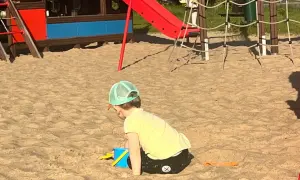 Chłopiec bawi się w piaskownicy. Dofinansowanie do żłobka pozwoli na więcej takich radosnych chwil.