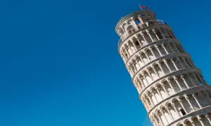 La Torre di Pisa dritta, un'illusione ottica sotto un cielo azzurro.
