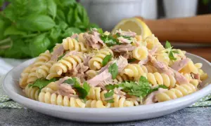 Pasta fredda estiva con tonno, limone e basilico fresco. Un piatto leggero e gustoso, perfetto per le giornate calde.