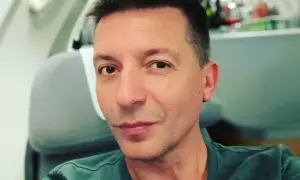 Portret Michała Cessanisa, który siedzi w samolocie.