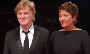 Robert Redford z żoną na czerwonym dywanie.