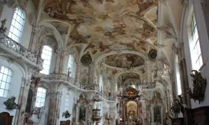 Prunkvolle Deckenmalerei und Stuckverzierungen in der Birnau Kirche. Ein Meisterwerk barocker Pracht.