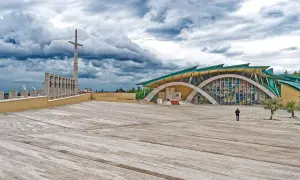 Piazza del Santuario di San Pio, il paese di Padre Pio, con la sua architettura moderna e il cielo drammatico.