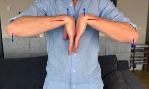 Man visar övningar för att lindra kramp i handleden. Blå pilar visar rörelseriktning, röda pilar visar stretch.