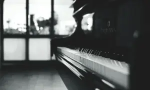 Transport pianina: Jak bezpiecznie przenieść i zabezpieczyć?