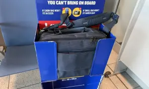 Torba podróżna, która jest o 2 cm za duża na bagaż podręczny Ryanair, nie mieści się w wyznaczonym miejscu.