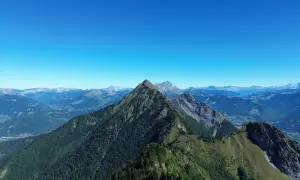 Vue panoramique sur la majestueuse annecy montagne, avec des sommets verdoyants et un ciel bleu azur.