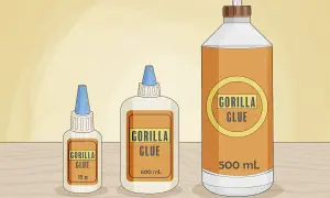Trois bouteilles de colle forte Gorilla Glue de différentes tailles. Apprenez comment enlever de la colle forte avec ces produits.