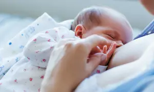 Nawet gdy mama ma przeziębienie, karmienie piersią jest bezpieczne i zdrowe dla maluszka.