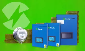 Urządzenia Savlo i licznik energii, otoczone złotymi monetami, symbolizują oszczędności dzięki kompensacji mocy biernej.