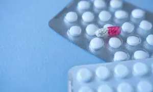 Blister opakowań tabletek, jedna kapsułka z różowymi granulkami, przypomina klonazepam.