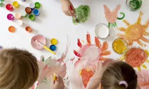 Niños pequeños creando arte con pinturas de colores. Soles, flores y mucha imaginación en esta actividad de arte para niños de 3 a 5 años.