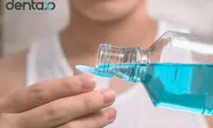 Niebieski płyn z butelki, zawierający chlorek cetylopirydyniowy, jest nalewany do nakrętki. Dbałość o higienę jamy ustnej.