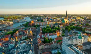 Widok na Szczecin z lotu ptaka. Warto zobaczyć Odrę, zabytkowe kamienice i kościoły.