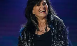 Wanda z zespołu hifi wanda i banda śmieje się na scenie, ubrana w błyszczącą kurtkę.