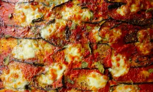 Aubergines à la parmigiana, une véritable recette italienne avec des couches d'aubergines grillées, sauce tomate et fromage fondant.