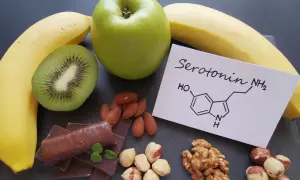 Banany, kiwi, jabłko, orzechy i czekolada – naturalne składniki, które mogą pomóc podnieść poziom serotoniny.