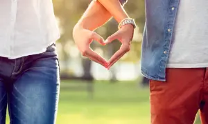 Dłonie tworzące serce, symbol przyjaźni i miłości. FWB.