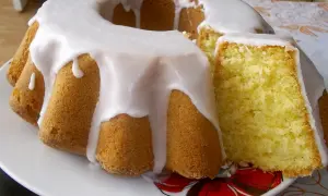 Wilgotna babka cytrynowa z lukrem, idealna na deser.