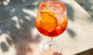 Ett glas Aperol Spritz med is och apelsinskiva. Perfekt för ett somrigt aperitif.