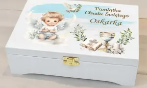 Biała szkatułka z aniołkiem i symbolami chrztu, idealna na oryginalne prezenty na chrzest dla chłopca.