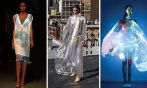 Leuchtende Stoffe und futuristische Schnitte: Drei Modelle präsentieren innovative Kleidung in der Zukunft, die mit Lichteffekten spielt.
