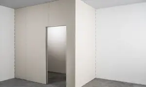 Narożnik z otworem drzwiowym, wykonany jako scianka dzialowa z plyty kartonowo gipsowej.