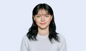 Portret młodej kobiety w białej bluzce, idealny jako inspiracja, zdjęcie do dowodu jak się ubrać.
