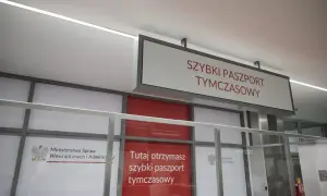 Szybki paszport tymczasowy – informacja na tablicy nad punktem obsługi. Tutaj otrzymasz dokument.