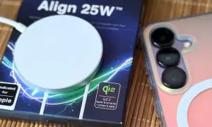 Ładowarka bezprzewodowa Qi2.2 "Align 25W" obok telefonu. Czy ladowanie bezprzewodowe niszczy baterie? Ta ładowarka jest dedykowana dla Apple.