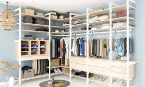 Offene Kleiderschrank-Alternative mit Holzregalen und Kleiderstangen, gefüllt mit Kleidung, Schuhen und Accessoires.