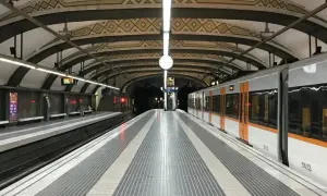 Pociąg na stacji, idealny środek transportu, by dowiedzieć się, jak dojechać z Lloret de Mar do Barcelony.