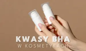 Dwie dłonie trzymają białe buteleczki z pompką. Napis "KWASY BHA W KOSMETYKACH" sugeruje, jakie to kwasy i ich zastosowanie.