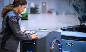 Mekaniker utför service på en Ford Focus. Maskinen indikerar att det är dags för ford focus serviceintervall.