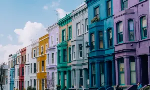 Kolorowe kamienice w stylu wiktoriańskim w Notting Hill w Londynie, tworzące tęczową ulicę.