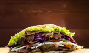 Z czego jest kebab? Odkrywamy tajemnice mięsnej kuli mocy