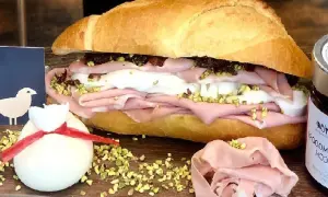 Panino con mortadella, pistacchi e burrata, perfetto da gustare con una birra oatmeal stout.