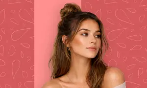 Donna con capelli raccolti in uno chignon alto, trucco che evidenzia gli zigomi: ecco che cos'è il contouring.