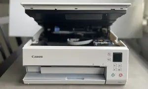 Drukarka Canon TS6351 z otwartą klapą, gotowa do drukowania. Dowiedz się, jak połączyć drukarkę Canon z telefonem, by drukować bezprzewodowo.