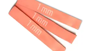 Trzy pomarańczowe termopady o grubości 1 mm ułożone na białym tle.