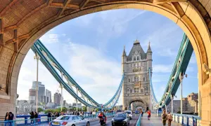 Vista del Tower Bridge en Londres, con tráfico y peatones. Perfecto para un "puente de vacaciones" en inglés.