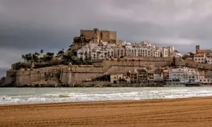 El imponente castillo de Peñíscola se alza sobre el mar, testigo de su rica historia.