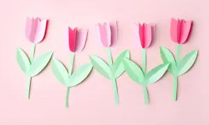Fünf rosa Papier-Tulpen mit grünen Blättern, ein schönes Beispiel für blume basteln kinder.
