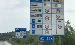 Znaki drogowe w Polsce informują, ile można jechać na autostradzie. Widoczne są ograniczenia prędkości dla różnych pojazdów i dróg.