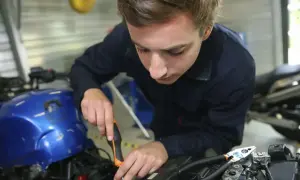 Jakie narzędzia do warsztatu motocyklowego? Kluczowe wyposażenie i porady
