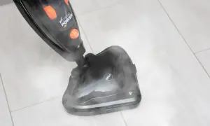 Mop parowy Eldom "Steam Power" czyści podłogę gorącą parą.