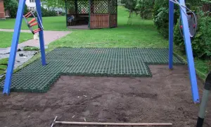 Co pod plac zabaw? Wybierz najbezpieczniejszą nawierzchnię do ogrodu