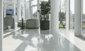 Nowoczesna przestrzeń z białym, lustrzanym blaskiem. Sprawdź, jaka jest podłoga z żywicy cena za metr.